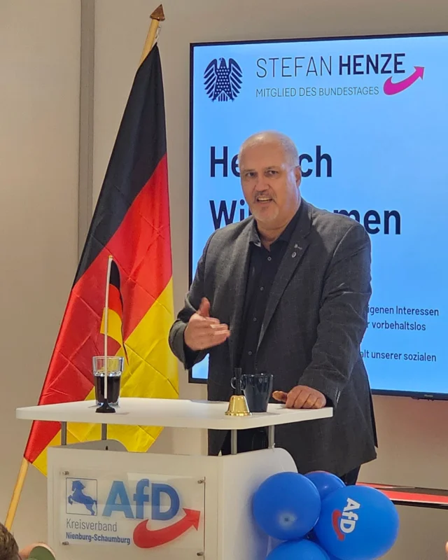 Gestern durften wir Stefan Henze, Mitglied des Deutschen Bundestages, bei uns im AfD-Kreisverband Nienburg-Schaumburg begrüßen.
Die Veranstaltung fand in unserem neuen Wahlkreis- und Bürgerbüro in Nienburg statt. Wir haben uns sehr über seinen Besuch und die kurzweilige, bereichernde Zeit gefreut.

Besonders gefreut hat uns auch, dass mit Indra Wirges und Dirk Borutzky zwei weitere Gäste aus dem Vorstand des AfD-Kreisverbands Hannover-Land anwesend waren.

In einem inspirierenden Bürgerdialog sprach Henze über aktuelle Themen, die viele Menschen bewegen. Mehr als zwei Stunden lang folgten die zahlreichen Gäste aufmerksam seinen Ausführungen und stellten engagierte Fragen. Der Saal war bis auf den letzten Platz gefüllt.

Im Mittelpunkt standen unter anderem Verkehr, Wirtschaft und Verteidigung, Themen, die unseren Landkreis genauso betreffen wie das ganze Land. Der intensive Austausch hat deutlich gezeigt, wie wichtig solche direkten Gespräche für eine lebendige demokratische Kultur sind.

Wir bedanken uns herzlich bei Stefan Henze und bei allen Bürgerinnen und Bürgern, die diesen Abend zu einem vollen Erfolg gemacht haben.

Zum Schluss noch eine kleine Randnotiz:
Vor unserer Tür hatte sich eine Handvoll Personen eingefunden, die unsere Gäste mit Laternen, Gesang und einigen Transparenten „begrüßen“ wollten. Die musikalische Darbietung war allerdings, freundlich gesagt, ausbaufähig. Vielleicht lohnt sich da beim nächsten Mal noch etwas Probenzeit.

 #AfD #afdnienburgschaumburg #bundestag #stefanhenze #bürgerdialog